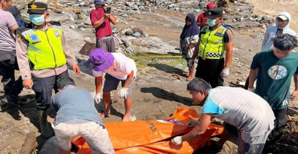 इंडोनेशिया में बाढ़-भूस्खलन से मौतों का आंकड़ा 279 पार, राहत एवं बचाव कार्य जारी बाढ़