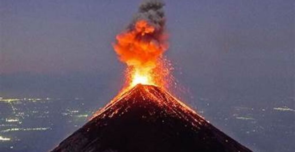 इंडोनेशिया में फटा सबसे खतरनाक ज्वालामुखी: आसमान में छाई राख, हजारों फीट तक उठा धुआं; डरावना VIDEO वायरल ज्वालामुखी