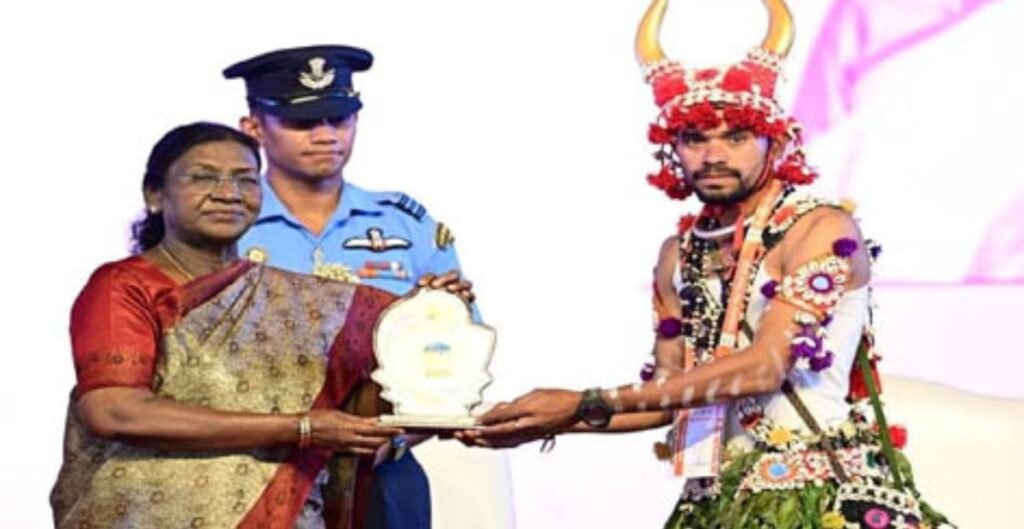 लोक कला महोत्सव में चमका कोण्डागांव: लिंगों घोटुल मांदरी नृत्य दल ने जीता प्रथम पुरस्कार, बढ़ाया जिले का मान कोण्डागांव