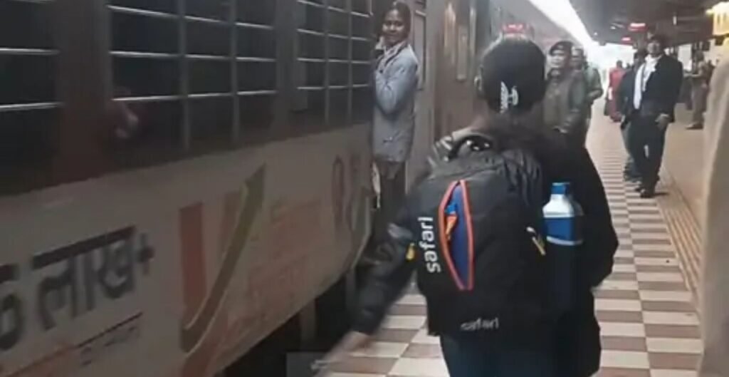 कोरबा में बड़ा हादसा टला: चलती ट्रेन के नीचे आने से बाल-बाल बची युवती, रेलवे पुलिस ने लगाई फटकार रेलवे