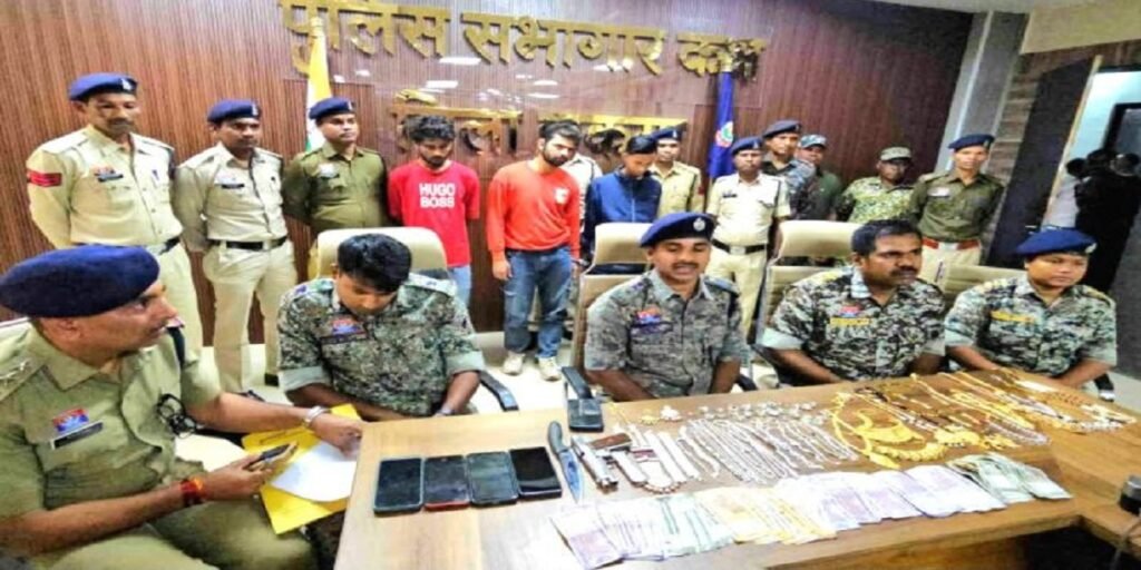 ज्वेलर्स शॉप लूटकांड का खुलासा, 3 घंटे में तीन आरोपी गिरफ्तार, 12 लाख के आभूषण बरामद
