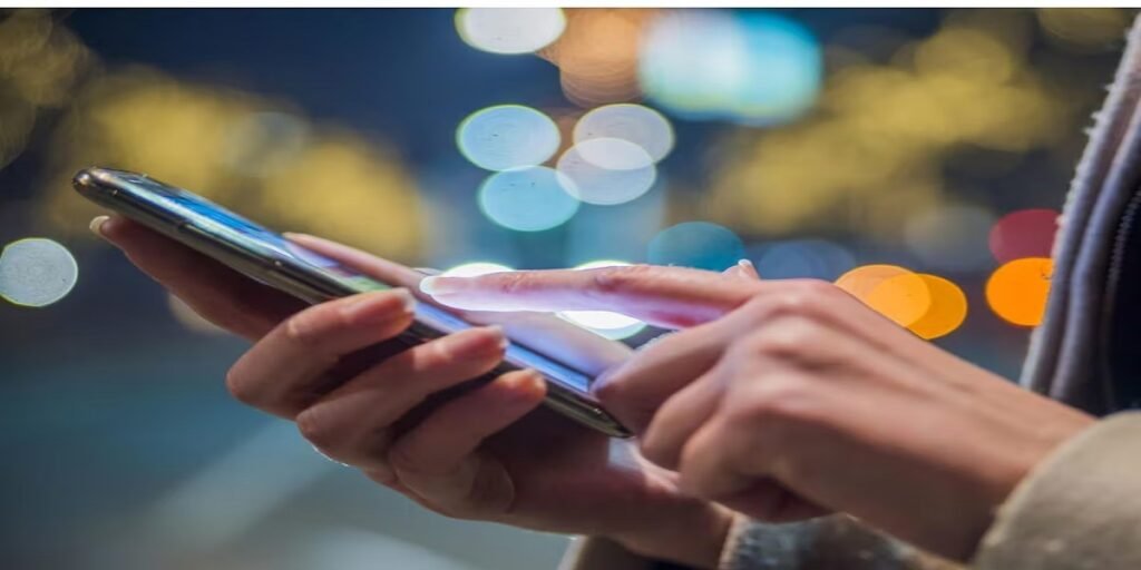 Recharge Plan Price Hike: 2026 में बढ़ सकती है मोबाइल रिचार्ज प्लान की कीमतें, करोड़ों यूजर्स को लगेगा झटका