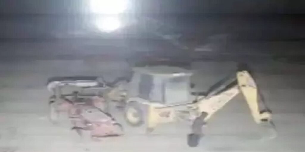 CCTV फुटेज से सामने आई चोरों की करतूत, ट्रैक्टर से डीजल चुराते हुए पकड़े गए