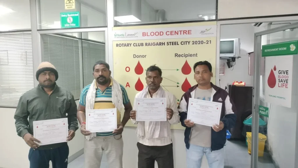 अनजानों की जिंदगी रोशन करने पहुँचे रक्तवीर: रायगढ़ में मजदूर एकता समिति ने पेश किया मानवता का उदाहरण रायगढ़