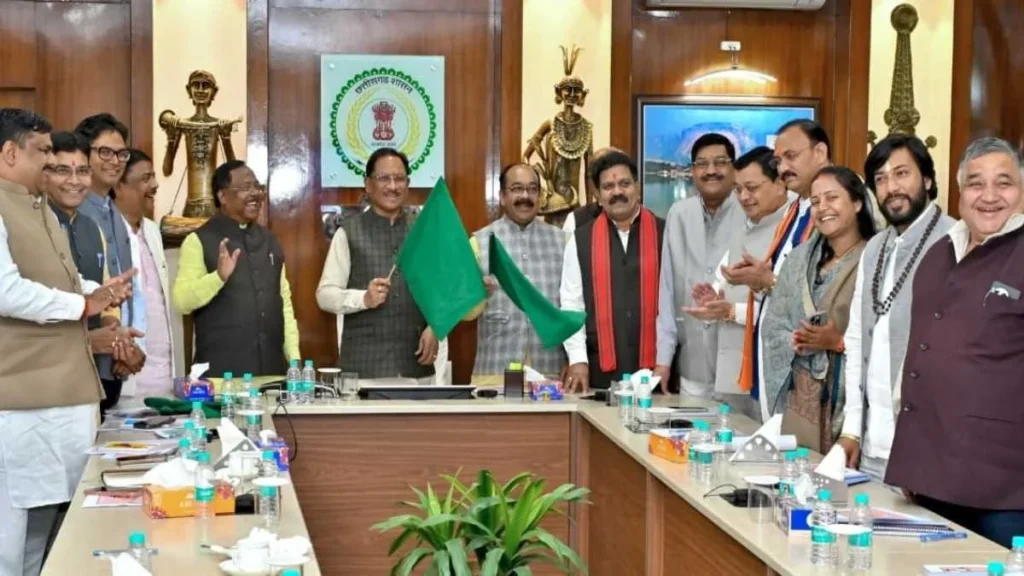 Vishnu Dev Sai : ग्रामीण बस योजना का दूसरा चरण शुरू, 180 नए गांवों तक पहुँचेगी बस सुविधा Vishnu Dev