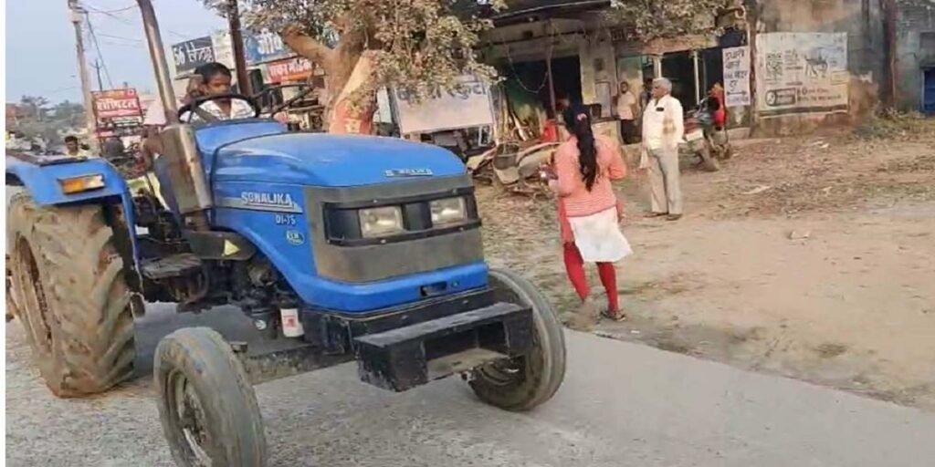 CG News: नशे में ट्रैक्टर चलाते हुए सो गया चालक, 9 साल के बच्चे ने संभाला स्टीयरिंग