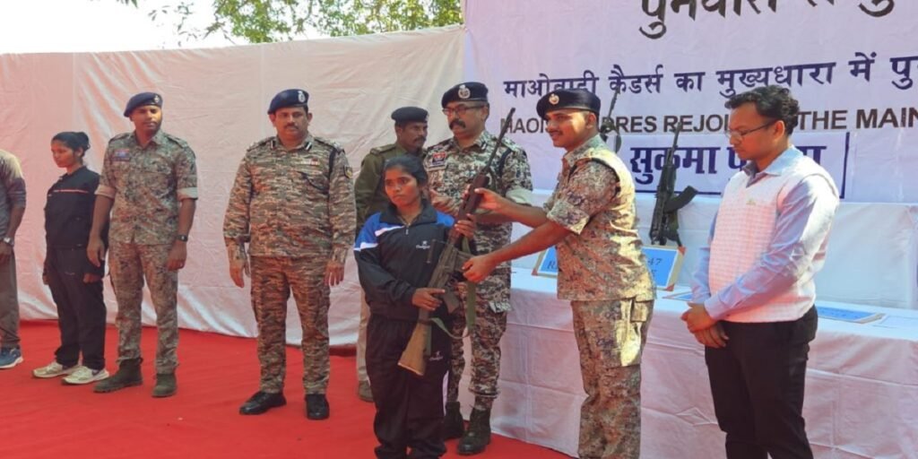 CG Naxal Surrender: नक्सलवाद को बड़ा झटका… 33 लाख इनामी 10 माओवादी हथियार डालकर मुख्यधारा में लौटे