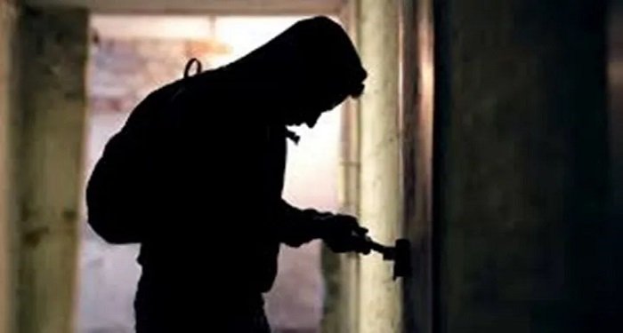 केनरा बैंक की छत से अज्ञात चोर ने चोरी की एयर कंडीशनर आउटडोर, पुलिस ने शुरू की जांच