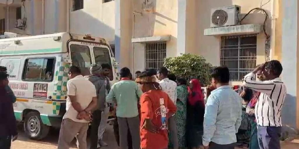 CG में सिरफिरे युवक का हमला: टंगिया से तीन ग्रामीणों पर किया जानलेवा वार, हालत गंभीर