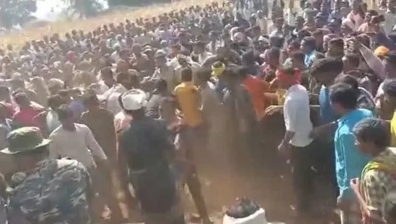 Kanker violence: कांकेर के तेवड़ा गांव में तनाव, शव दफनाने के विवाद के बाद धारा 144 लागू; चर्च में आगजनी और झड़प का वीडियो वायरल