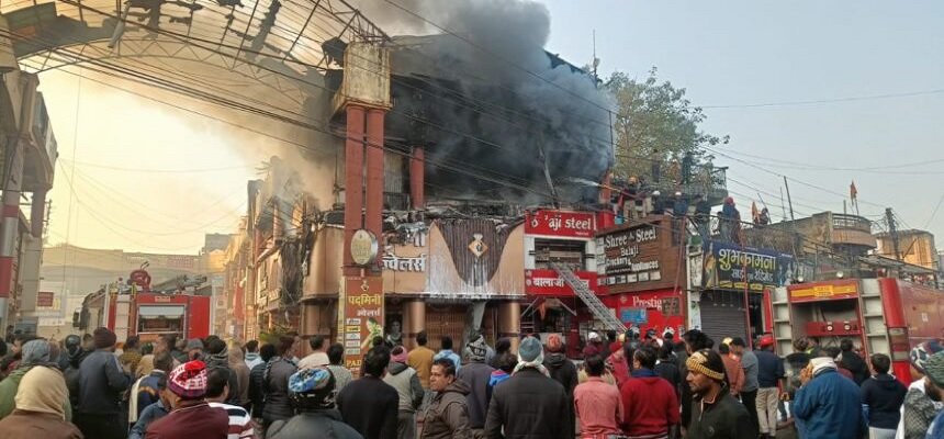 एस.एस. प्लाजा में सार्वजनिक पार्किंग व कॉरिडोर पर अवैध कब्जे का आरोप