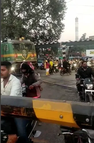 कोरबा: सीएसईबी चौक फाटक पर इंजन ब्रेकडाउन, जाम में फंसे लोग कोरबा