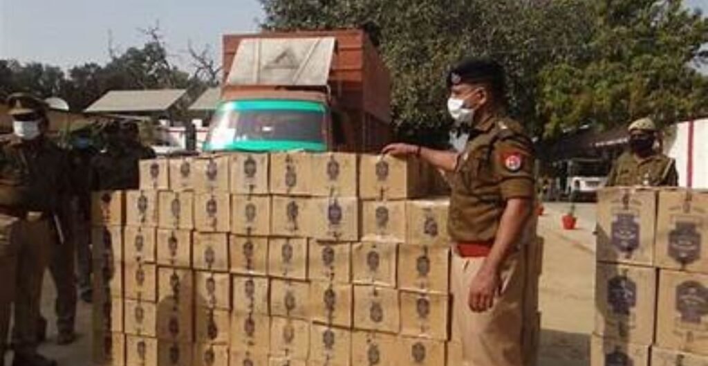 दुर्ग में अवैध शराब तस्करी का भंडाफोड़: पुलिस ने तीन सेल्समैन किए गिरफ्तार, अब तक आठ आरोपी काबू शराब तस्करी