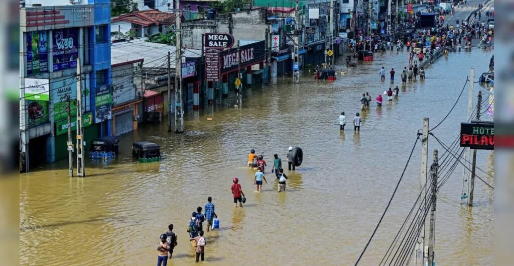 श्रीलंका में Cyclone Ditwah से तबाही — 330+ से अधिक मौतें, भारत की मदद से राहत-बचाव जारी श्रीलंका