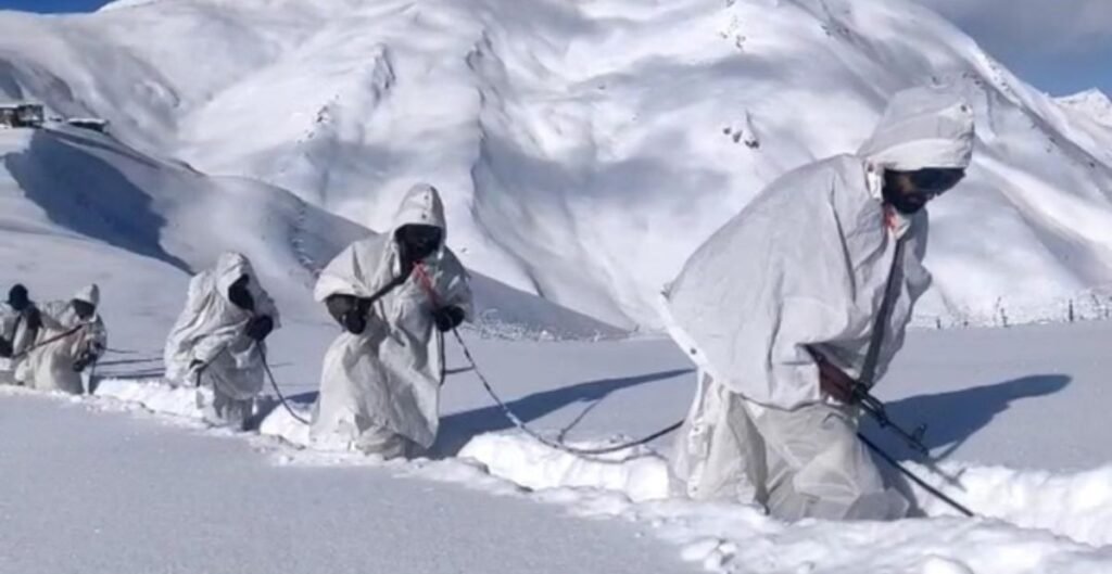 देश की सुरक्षा सर्वोपरि: तीन-चार फीट बर्फ के बीच LOC पर तैनात जवान, दुश्मन की हर हरकत पर पैनी नजर LOC