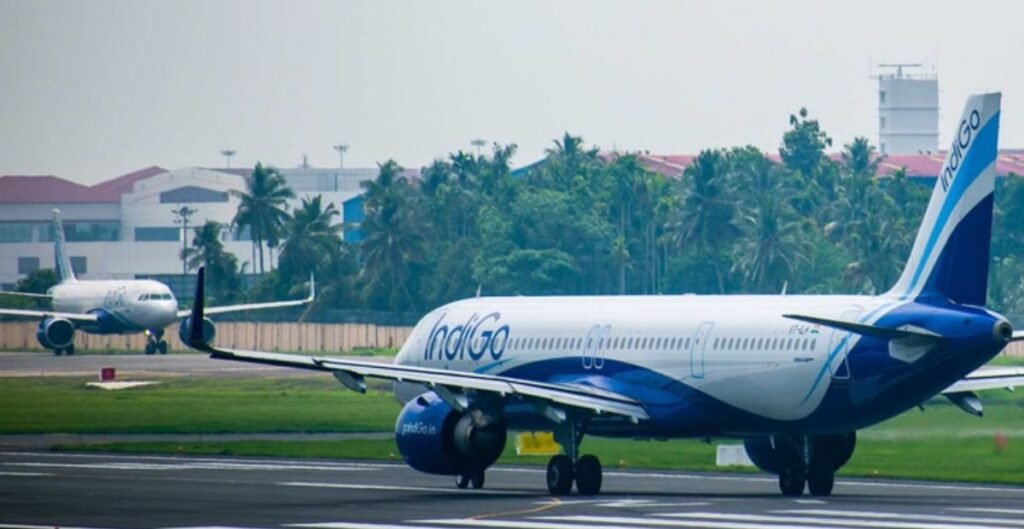 IndiGo Crisis 2025: सस्ते किराए और समय पर उड़ानों से बनाई बादशाहत, 65% बाजार पर कब्जा… लेकिन एक चूक से खड़ा हुआ बड़ा संकट IndiGo