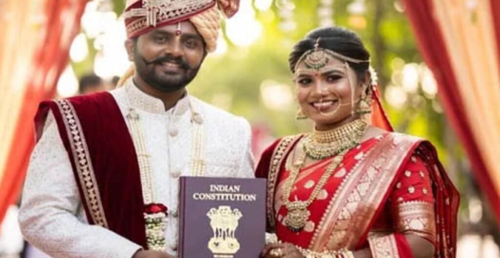 ओडिशा में अनोखी शादी: जोड़े ने संविधान की शपथ लेकर रचाया विवाह, रक्तदान कर दिया सामाजिक संदेश संविधान