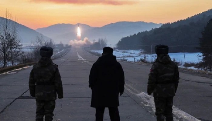 North Korea Hypersonic Missile Test: वेनेजुएला पर अमेरिकी हमलों के बाद किम जोंग ने लॉन्च किया हाइपरसोनिक मिसाइल, दुनिया में बढ़ी चिंता
