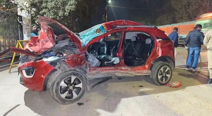 अनियंत्रित कार हाईवा से टकराई, भीषण हादसे में दो लोगों की दर्दनाक मौत