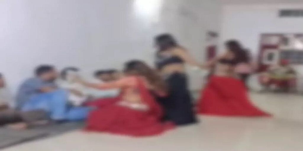 CG – गरियाबंद के बाद सूरजपुर में भी बवाल, वन विभाग के रेस्ट हाउस में अश्लील डांस का वीडियो वायरल