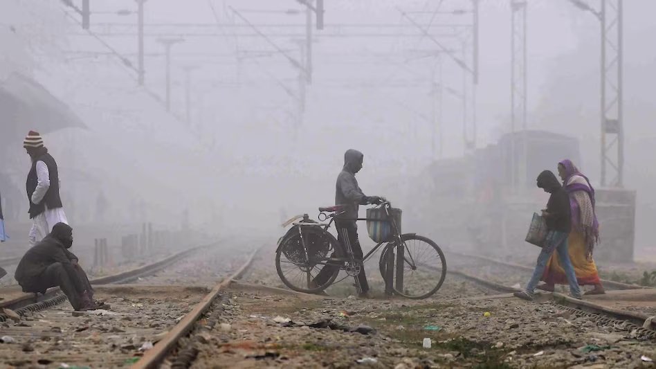 Weather Update: मौसम का कहर जारी… दिल्ली-NCR में घना कोहरा, UP-MP में कोल्ड डे और पूर्वी भारत में शीत लहर का अलर्ट