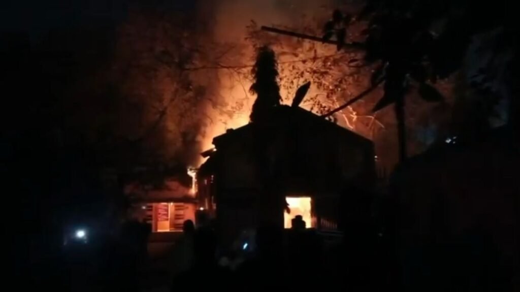 Raipur DEO Office Fire Incident: शॉर्ट सर्किट से DEO कार्यालय में आग, दो दिन बाद भी अंधेरे में काम करने को मजबूर कर्मचारी