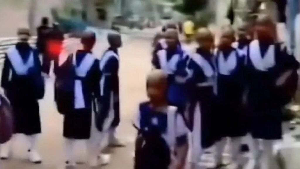 मानवता की मिसाल: राजस्थान के स्कूल में कैंसर से जूझती बच्ची का मनोबल बढ़ाने के लिए सभी छात्रों और शिक्षकों ने मुंडवाए सिर