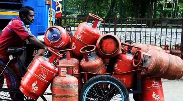 Free Gas Cylinder in Delhi: होली पर दिल्ली में महिलाओं को मिलेगा मुफ्त गैस सिलेंडर, जानें शर्तें और कीमत