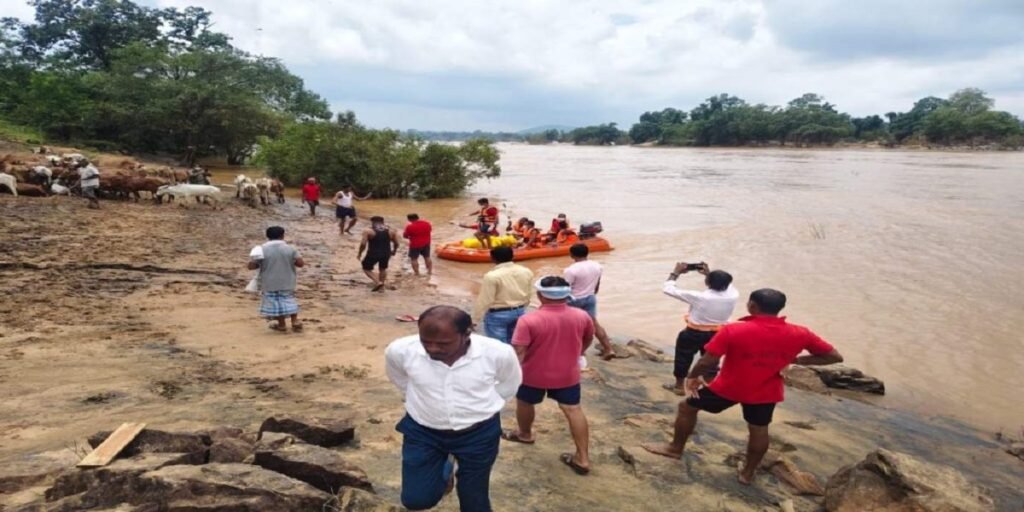 Boat Capsized in Indravati River: नदी पार करते वक्त नाव पलटी, ग्रामीणों ने बचाई दो लोगों की जान, चार अब भी लापता
