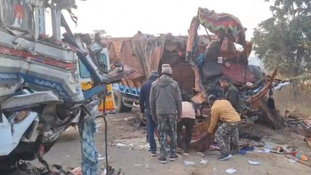 CG Road Accident: नेशनल हाईवे-30 पर दर्दनाक हादसा, दो ट्रक आमने-सामने टकराए; 3 की मौत