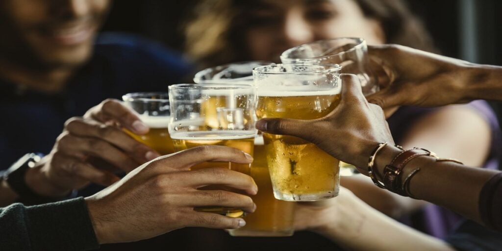 Beer Allergy: बियर पीने वालों सावधान! यह चीज के साथ भूलकर भी न करें सेवन, वरना हो सकती है गंभीर एलर्जी