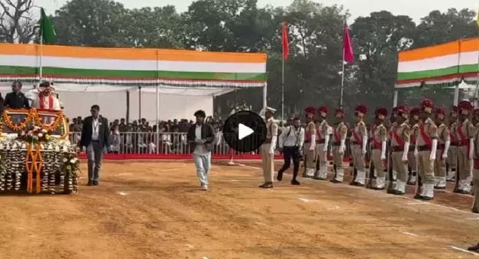 CG में गणतंत्र दिवस की धूम – अंबिकापुर में गृह मंत्री विजय शर्मा ने फहराया तिरंगा, गणतंत्र दिवस परेड की ली सलामी