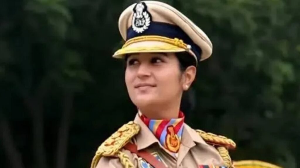 CRPF Officer Simran Bala: सिमरन बाला ने CRPF पुरुष टुकड़ी में दिखाया दम, नारी शक्ति का शानदार प्रदर्शन