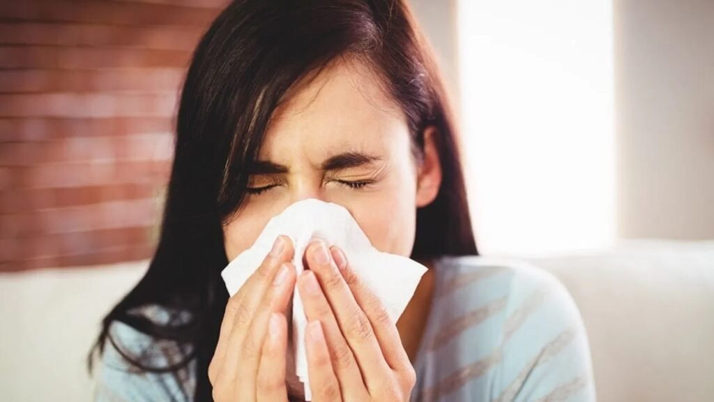 सुबह की छींक को हल्के में न लें, ये हो सकती हैं बीमारियों की चेतावनी
