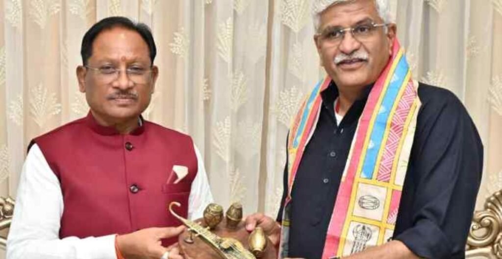 रायपुर: केंद्रीय पर्यटन एवं संस्कृति मंत्री गजेन्द्र सिंह शेखावत ने मुख्यमंत्री विष्णुदेव साय से की सौजन्य भेंट गजेन्द्र सिंह शेखावत