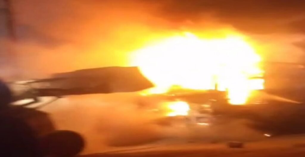 Raipur News: सरिया फैक्ट्री परिसर में खड़ी ट्रक में लगी भीषण आग, देर रात इलाके में मचा हड़कंप भीषण आग