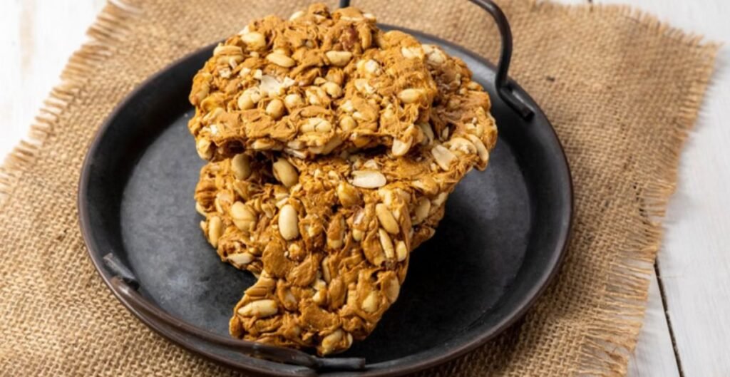 Makar Sankranti 2026: इस बार बाजार की गजक छोड़ें, मूंगफली और गुड़ की पट्टी से बनाएं त्योहार खास Makar Sankranti