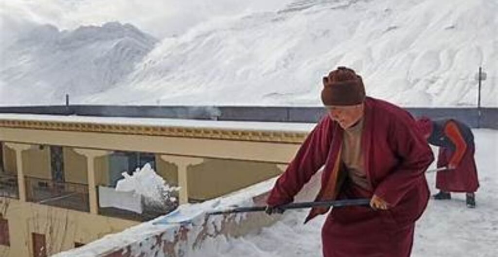 Weather Update: पहाड़ों से मैदान तक ठंड का कहर, घने कोहरे से जनजीवन प्रभावित; हिमाचल-उत्तराखंड में बर्फबारी का अलर्ट ठंड