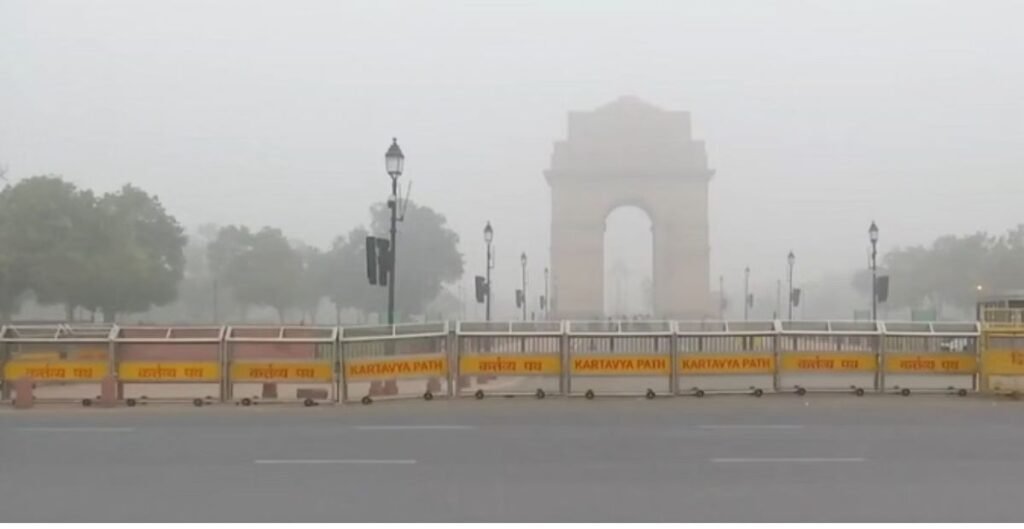 Delhi Pollution: हल्के सुधार के साथ ‘बहुत खराब’ श्रेणी में दिल्ली की हवा, सांसों पर संकट बरकरार; जानें AQI का हाल AQI