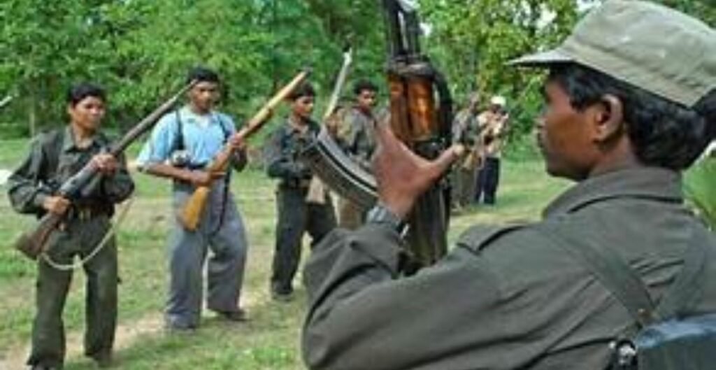 Chhattisgarh: बीजापुर में 52 नक्सलियों का सरेंडर, 49 माओवादियों पर था कुल ₹1.41 करोड़ का इनाम नक्सलियों