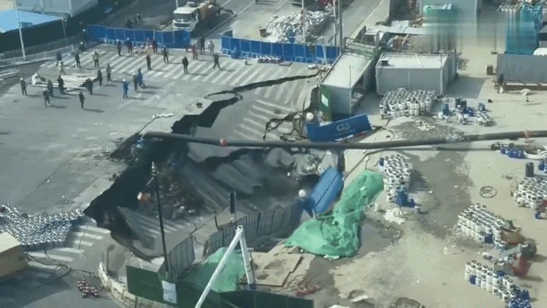 अचानक फटी धरती! सड़क धंसते ही खुला ‘पाताल का दरवाजा’, चीन से वायरल हुआ रोंगटे खड़े कर देने वाला VIDEO