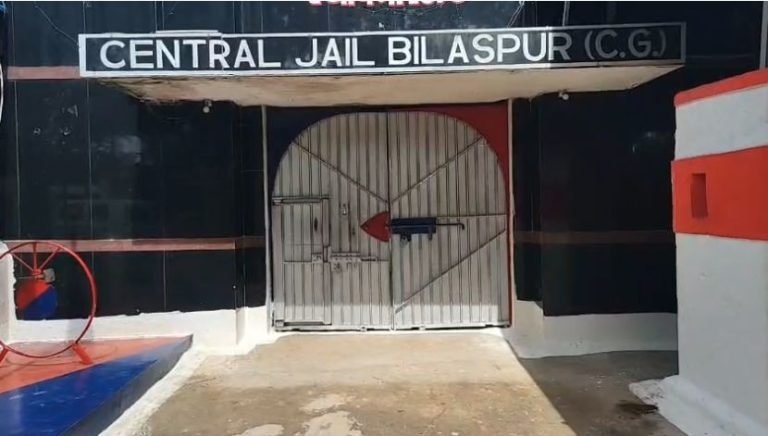 CG News: सेंट्रल जेल में सनसनी – कैदी ने हंसिया से गला रेतकर की आत्महत्या की कोशिश, हालत नाजुक