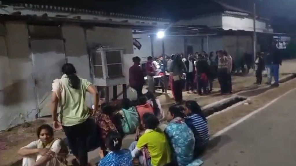 Raipur D.Ed Candidates Protest : सहायक शिक्षक भर्ती विरोध प्रदर्शन, आंदोलनकारी अभ्यर्थी अंगारों पर चलकर पहुंचे; सेंट्रल जेल में बंद