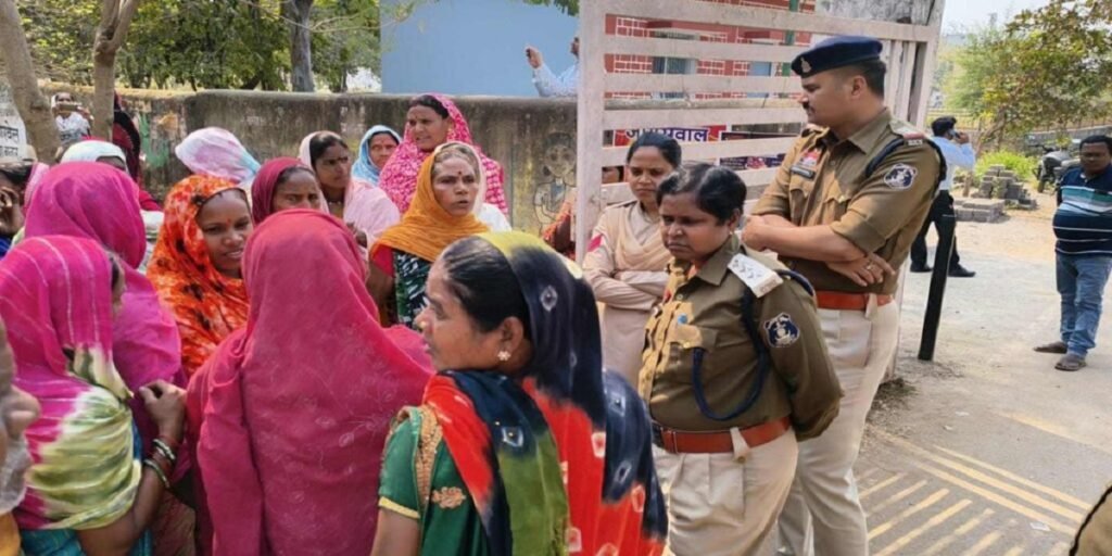 CG News – तालाब और श्मशान भूमि पर ट्रांसपोर्ट नगर का विरोध तेज, कलेक्ट्रेट पहुंचे ग्रामीणों ने दी कोर्ट जाने की चेतावनी