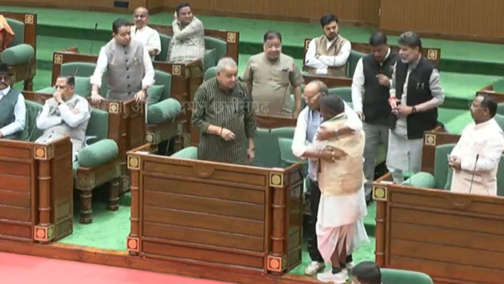 CG News : पूर्व आबकारी मंत्री कवासी लखमा सालभर जेल के बाद पहली बार विधानसभा पहुंचे, भाजपा विधायकों ने किया गले लगाकर स्वागत