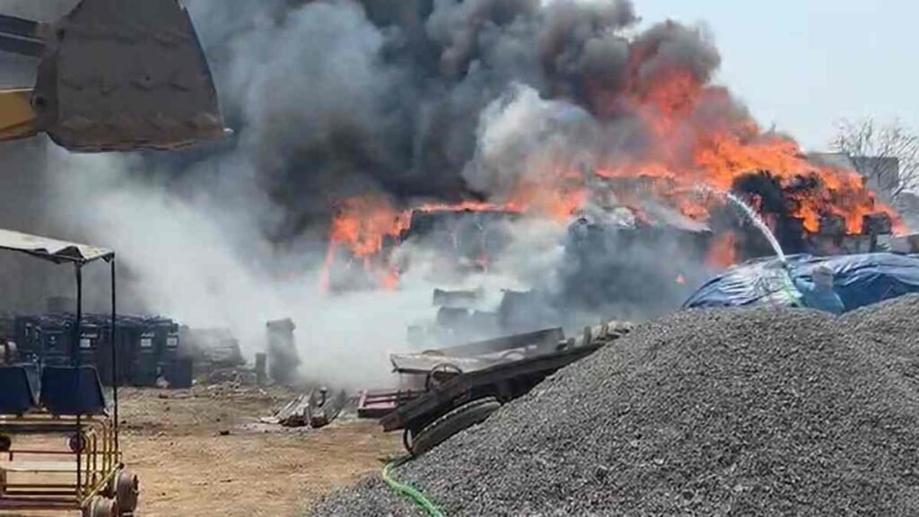 Contractor Yard Fire: ठेकेदार के यार्ड में लगी भीषण आग, रेल ट्रैक निर्माण सामग्री जलकर राख