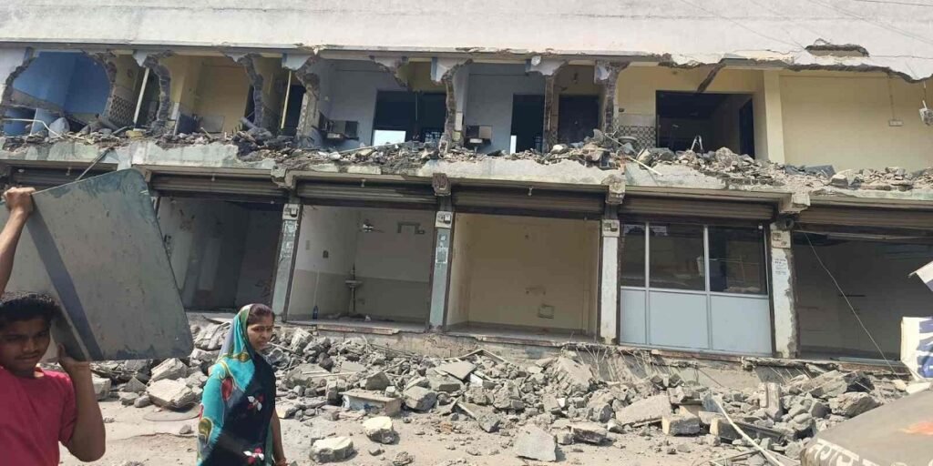 नगर निगम का सख्त कदम – सरकारी जमीन पर बने अवैध व्यावसायिक परिसर पर चला बुलडोजर