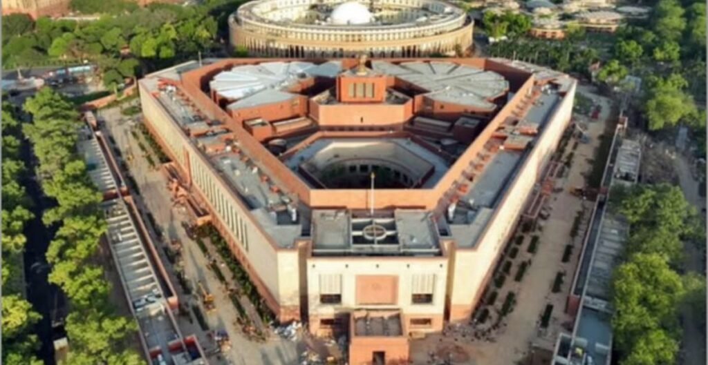 संसद में गतिरोध तेज: लोकसभा में माइक बंद करने के आरोप, विपक्ष ने अविश्वास प्रस्ताव लाने के दिए संकेत संसद