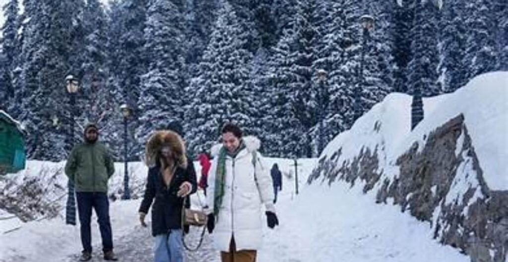 Weather Update: पश्चिमी विक्षोभ से बदलेगा मौसम का मिजाज, पहाड़ों पर बर्फबारी और मैदानी इलाकों में गरज-चमक के आसार पश्चिमी विक्षोभ