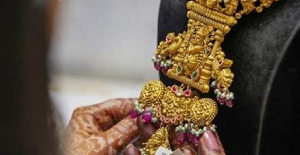 Gold-Silver Price Today: चांदी में ₹14,500 का उछाल, सोना 1.60 लाख के पार; जानें आज का ताजा रेट Gold-Silver